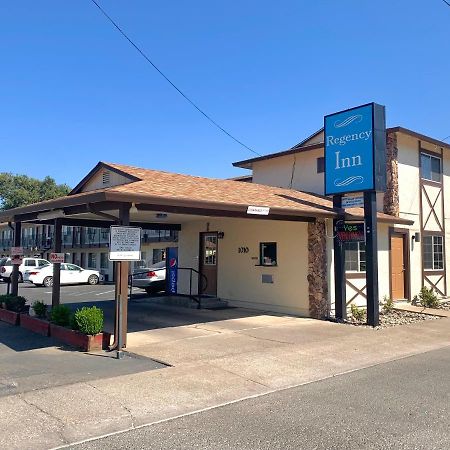 Regency Inn Lakeport Екстериор снимка
